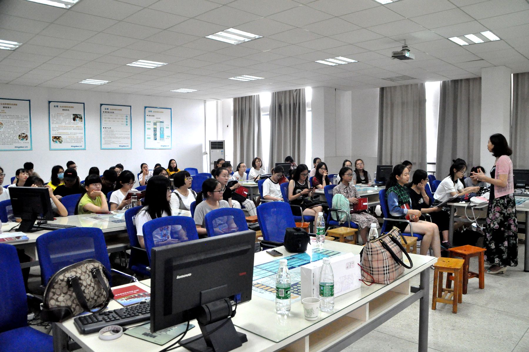 华东政法大学商学院学科点宣讲大会成功举行